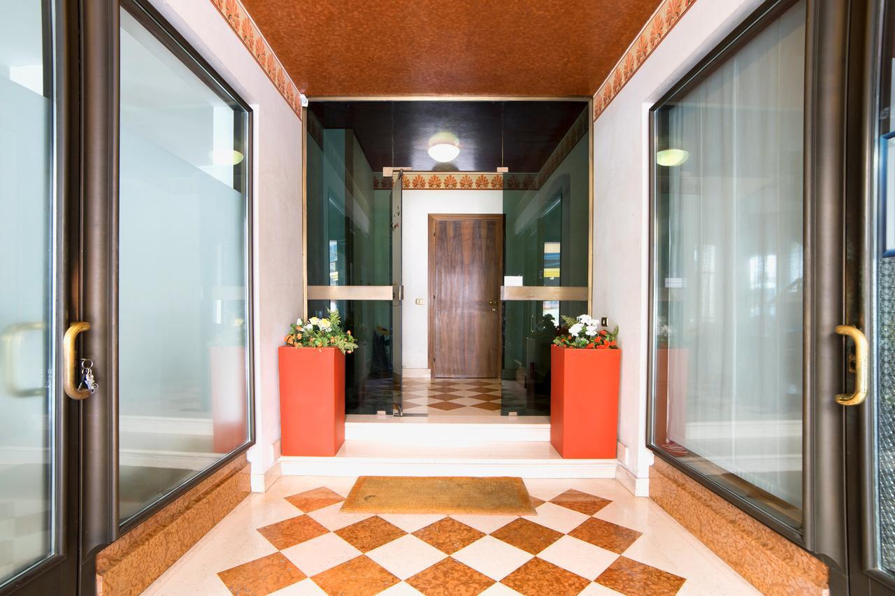 Holiday Treviso Suite Venezia Buitenkant foto